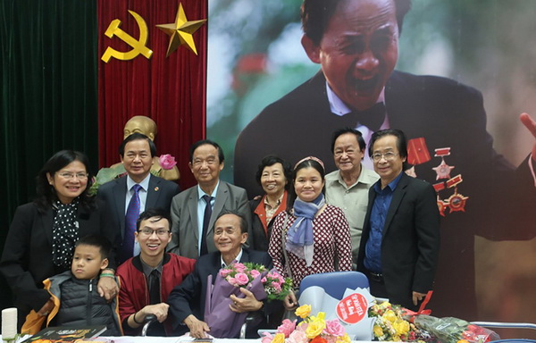 Nhạc sĩ Lân Cường (người ngồi cầm hoa) và người thân trong buổi ra mắt sách Nhật ký trên khóa sol.
