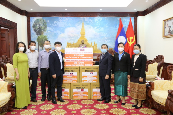 Ngài Sengphet Houngboungnuan Đại sứ Lào (thứ ba từ phải sang) cảm ơn Tập đoàn AIKYA hỗ trợ vật tư y tế cho Chính phủ và người dân Lào.