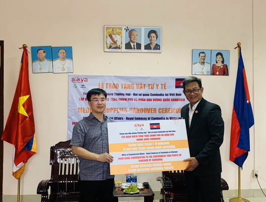 Văn phòng Thương mại Đại sứ quán Campuchia tại Việt Nam tiếp nhận vật tư y tế từ Tập đoàn AIKYA, TV.PHARM, MEBIPHAR.