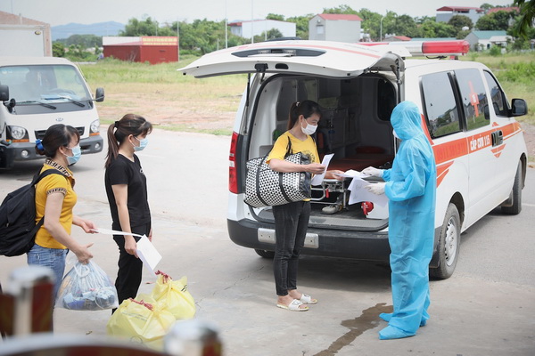 Kiểm tra giấy tờ của công nhân trước khi đón về Lạng Sơn, một trong những điều kiện quan trọng là xét nghiệm RT-PCR 3 lần âm tính.