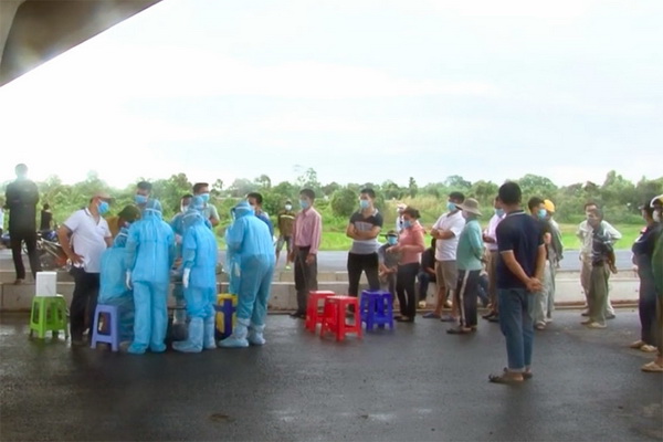 Lấy mẫu xét nghiệm cho toàn bộ công nhân tại công trình đường cao tốc Trung Lương - Mỹ Thuận.