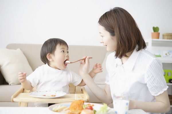 Cần cho trẻ ăn thức ăn đa dạng, ăn theo khẩu phần để cải thiện tình trạng biếng ăn.