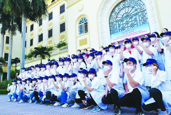Sinh viên trường Đại học Y Hà Nội tự tin trước giờ đi chi viện cho tâm dịch Bắc Giang.  Ảnh: Trần Minh