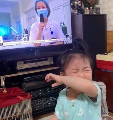Nhìn thấy mẹ trên tivi, bé bỗng òa khóc...