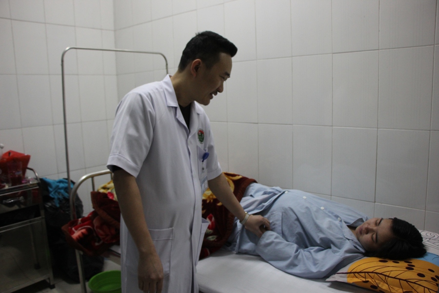 bác sĩ Nguyễn Viết Thọ hỏi han bệnh nhân
