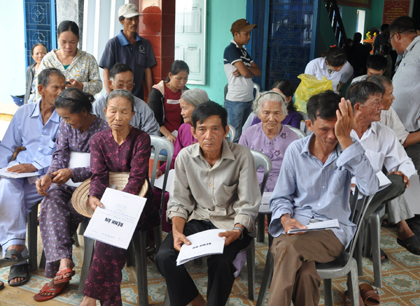 Đông đảo người dân Quế Sơn đến chờ khám và phẫu thuật mắt nhân dịp các thầy thuốc Bệnh viện Mắt Trung ương về phục vụ ngay tại quê nhà.