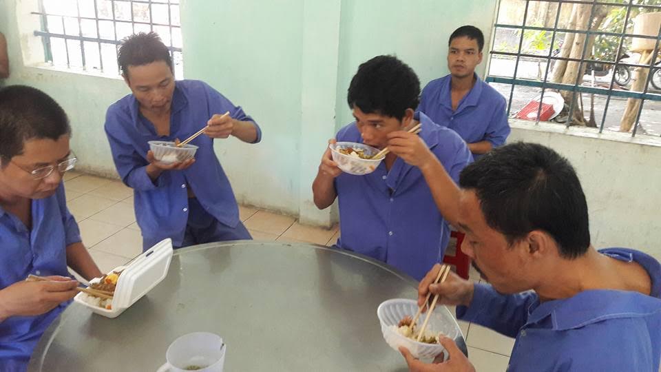 Giờ ăn tại bệnh viện tâm thần