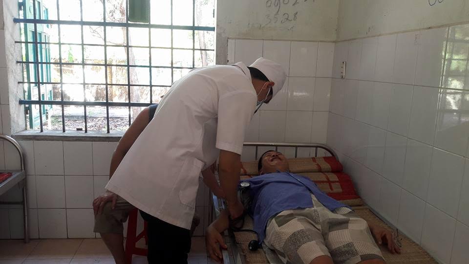Khám bệnh cho bệnh nhân tâm thần