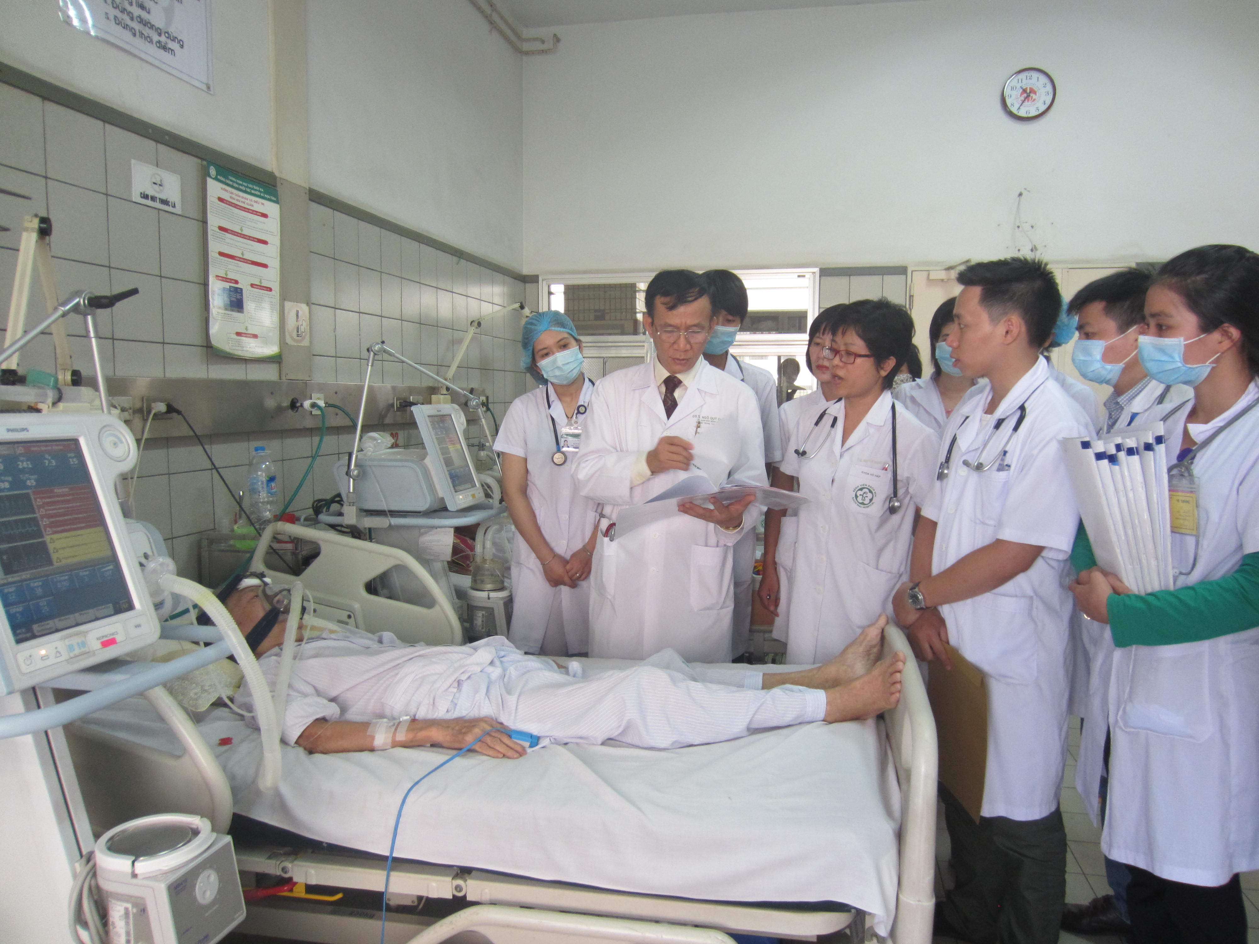 GS. Ngô Quý Châu đi buồng khám bệnh cho bệnh nhân
