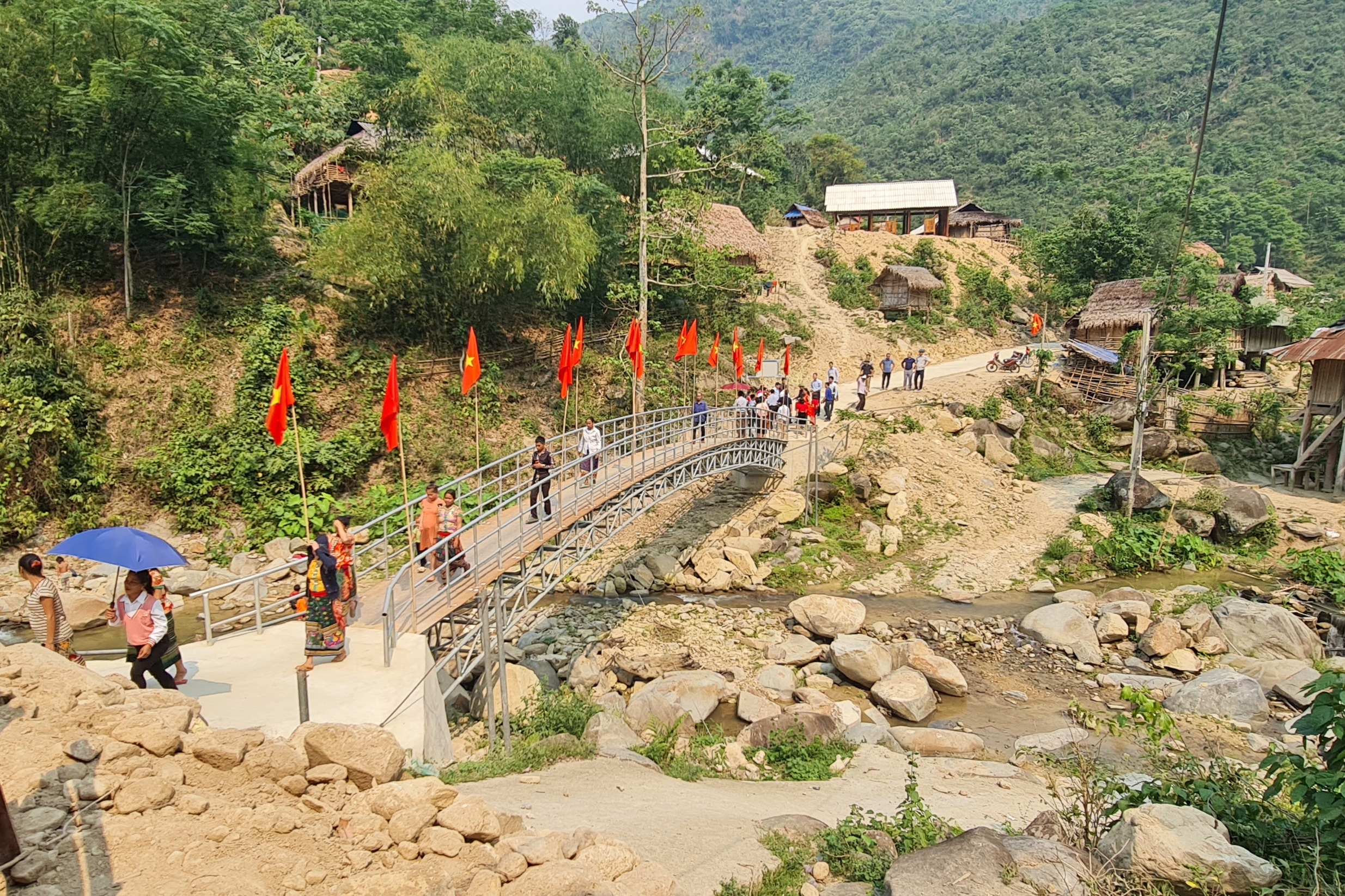 Khánh thành cầu dân sinh bản Tủng Hốc do Báo SK&ĐS và OKASA - Công ty Sức Sống Mới tài trợ