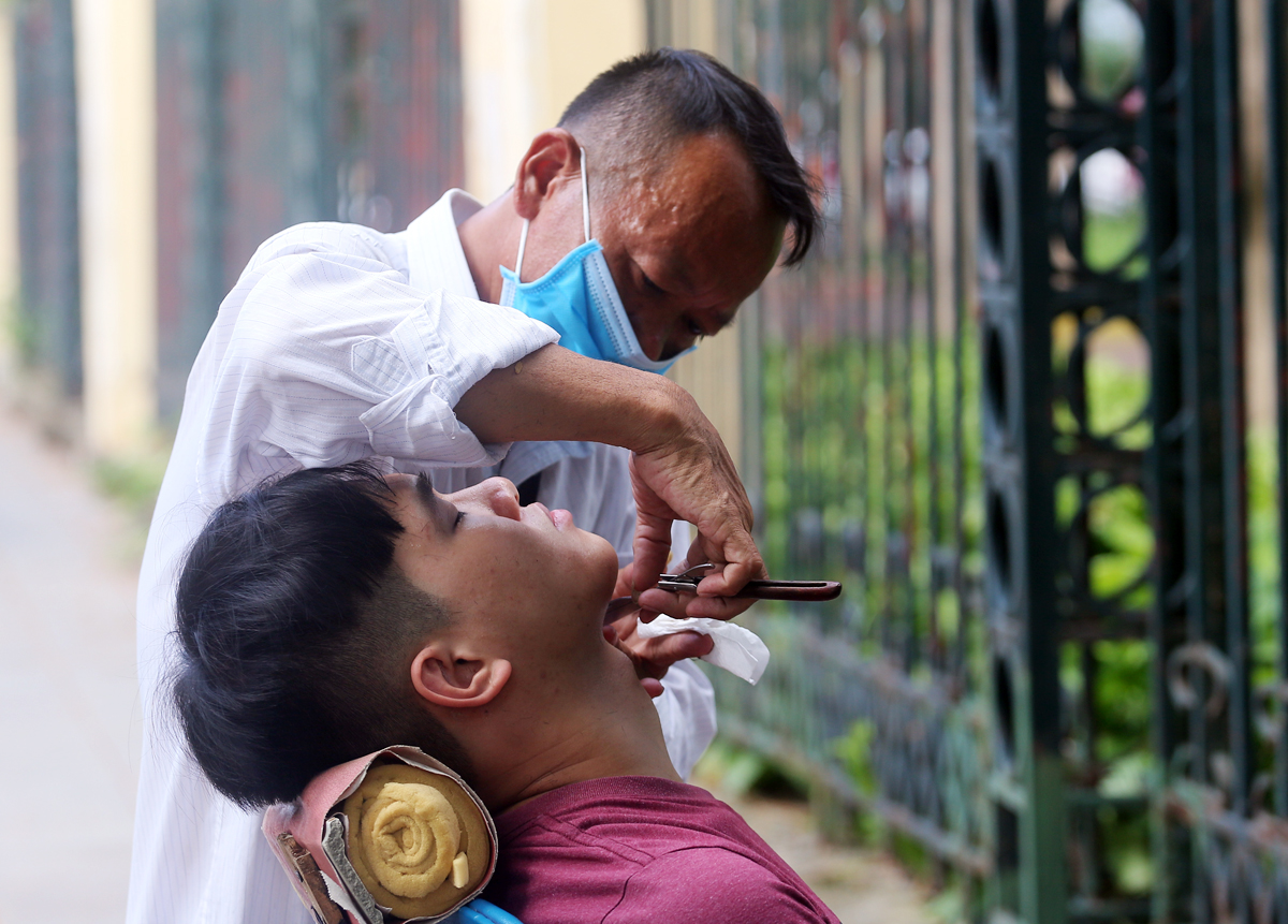 Người Hà Nội xếp hàng 30 phút chờ cắt tóc trước giờ tạm dừng dịch vụ