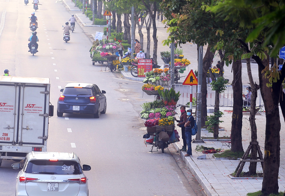 Hàng rong vô tư bán, đường phố vẫn đông đúc sáng ngày đầu Hà Nội thực hiện Chỉ thị 16