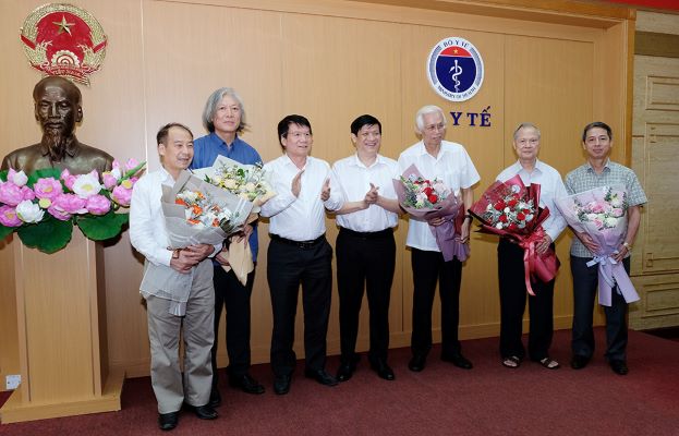 GS.TS. Nguyễn Thanh Long - Quyền Bộ trưởng Bộ Y tế, TS. Trương Quốc Cường - Thứ trưởng Bộ Y tế tặng hoa các thành viên Hội đồng