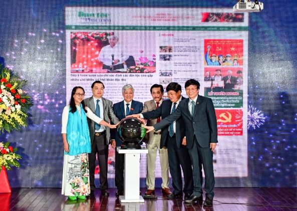 Bộ trưởng  Chủ nhiệm Ủy ban Dân tộc Đỗ Văn Chiến cùng các đại biểu bấm nút khai trương Báo Điện tử Dân tộc và Phát triển