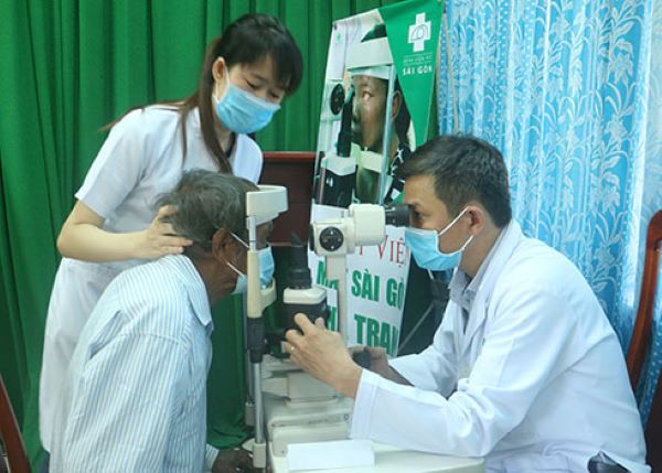 Các bác sĩ khám mắt cho bệnh nhân cao tuổi
