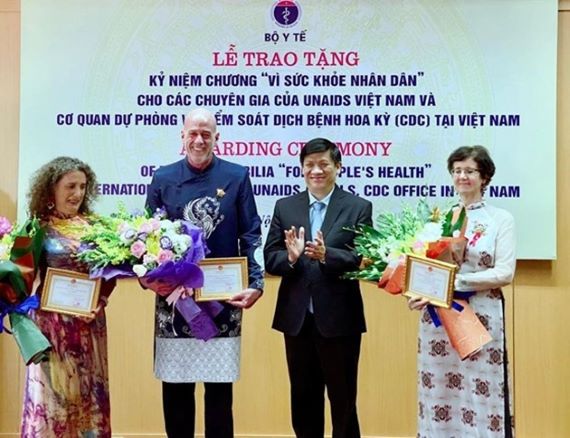 Bộ Y tế trao Kỷ niệm chương Vì sức khỏe nhân dân cho các chuyên gia nước ngoài tại Việt Nam