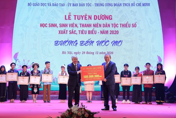 Phó Thủ tướng thường trực Chính phủ Trương Hòa Bình  trao tăng 500 triệu đồng hỗ trợ HS, SV, TN DTTS