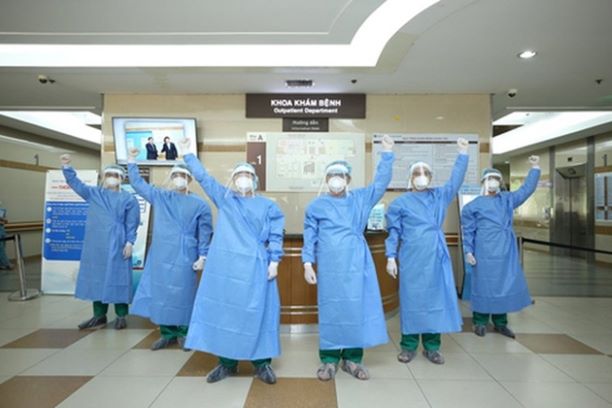 Những người thầy thuốc trên tuyến đầu chống giặc COVID