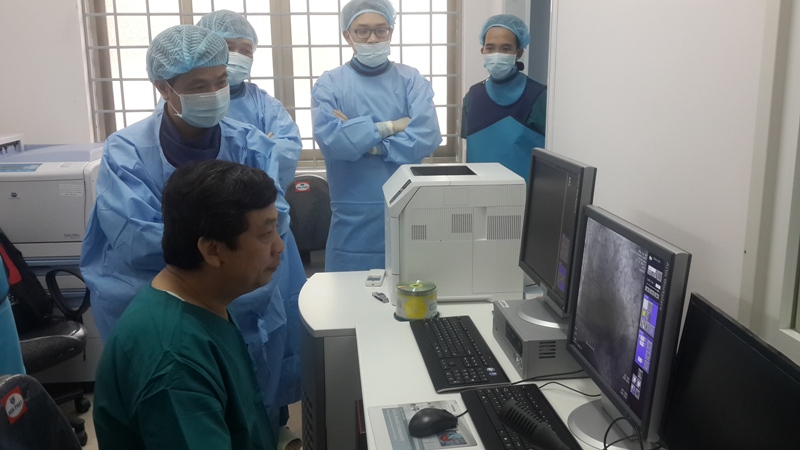 PGS.TS. Hồ Thượng Dũng hội chẩn một ca bệnh với các bác sĩ BVĐK Phú Yên