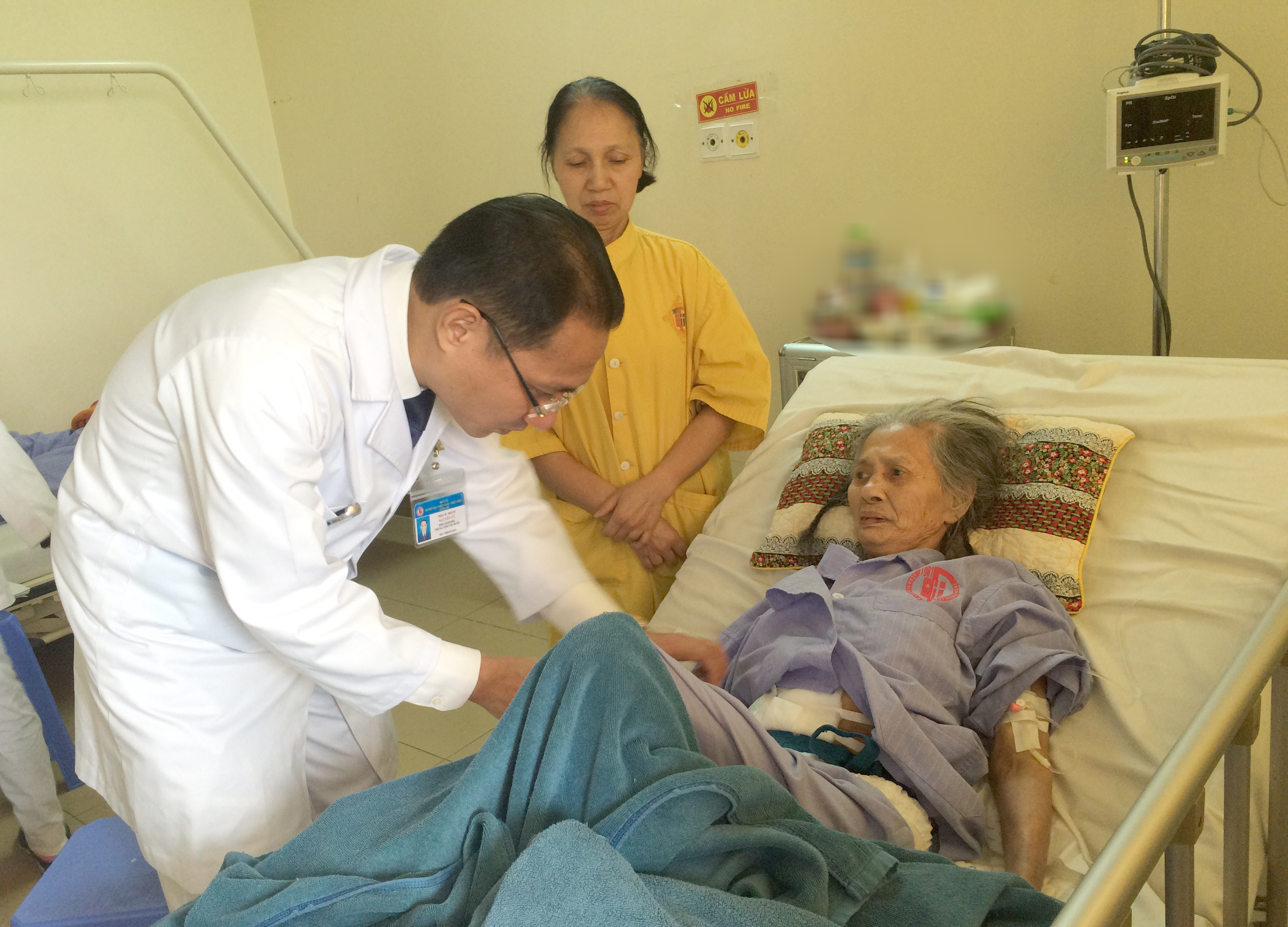 Ths. Nguyễn Vũ - Phó giám đốc Trung tâm Ung Bướu kiêm Trưởng khoa phẫu xạ trị thăm khám cho bệnh nhân