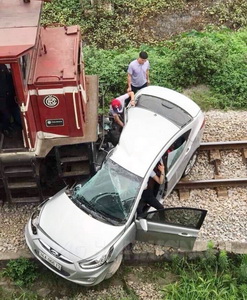 Hiện trường vụ ô tô tải va chạm tàu SE3 tại Ngọc Hồi, Hà Nội- Ảnh 1.