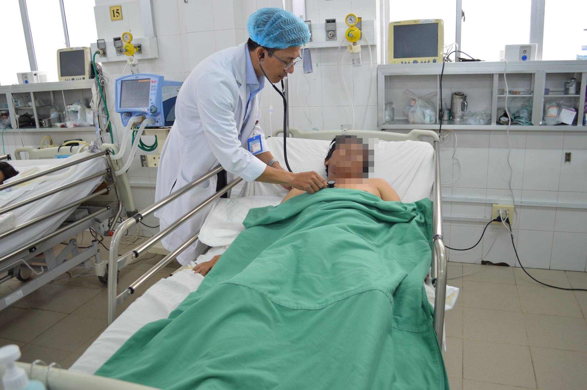 Nhân viên y tế thay phiên ép tim giành giật sự sống cho bệnh nhân trẻ đột ngột ngừng tuần hoàn- Ảnh 3.