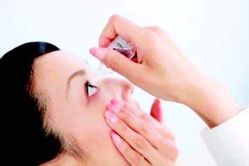 Khi bị vật gì đó bay vào mắt, nên rửa mắt bằng nước sạch hoặc nước muối sinh lý 0,9%