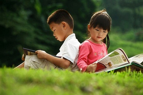 Hãy khơi gợi niềm đam mê đọc sách cho trẻ em, giúp chúng tìm thấy niềm vui và yêu thích trong việc khám phá thế giới. Với sách, trẻ sẽ được học hỏi và phát triển năng lực, trở thành những con người khôn ngoan và thành đạt trong tương lai.