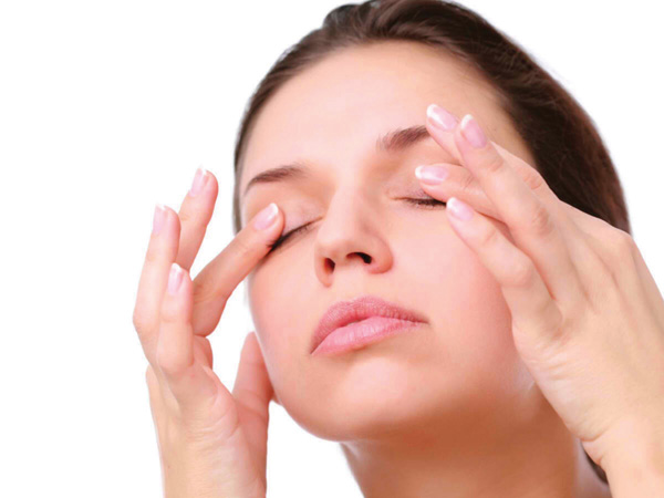 9 cách khắc phục quầng thâm và bọng mắt hiệu quả- Ảnh 2.