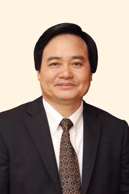 Bộ trưởng  Bộ GD&ĐT  Phùng Xuân Nhạ.