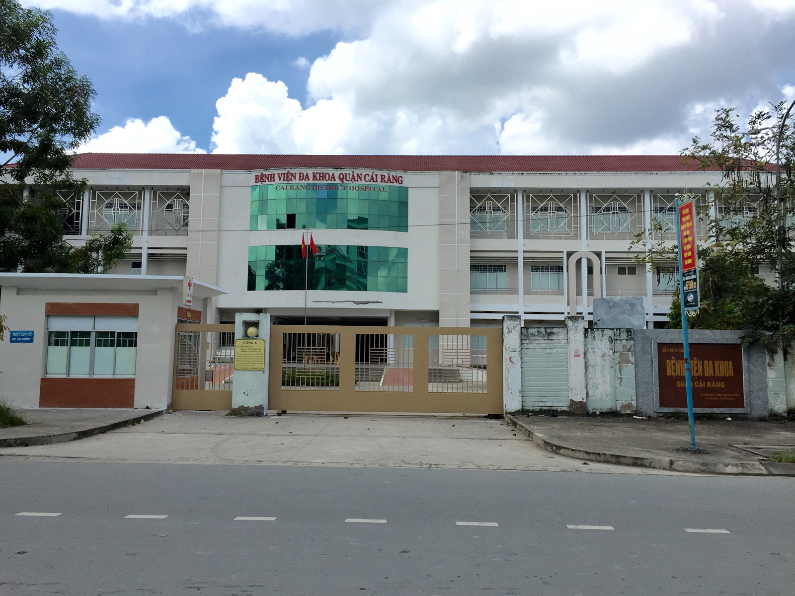 kỹ thuật viên y tế tự cắt chân