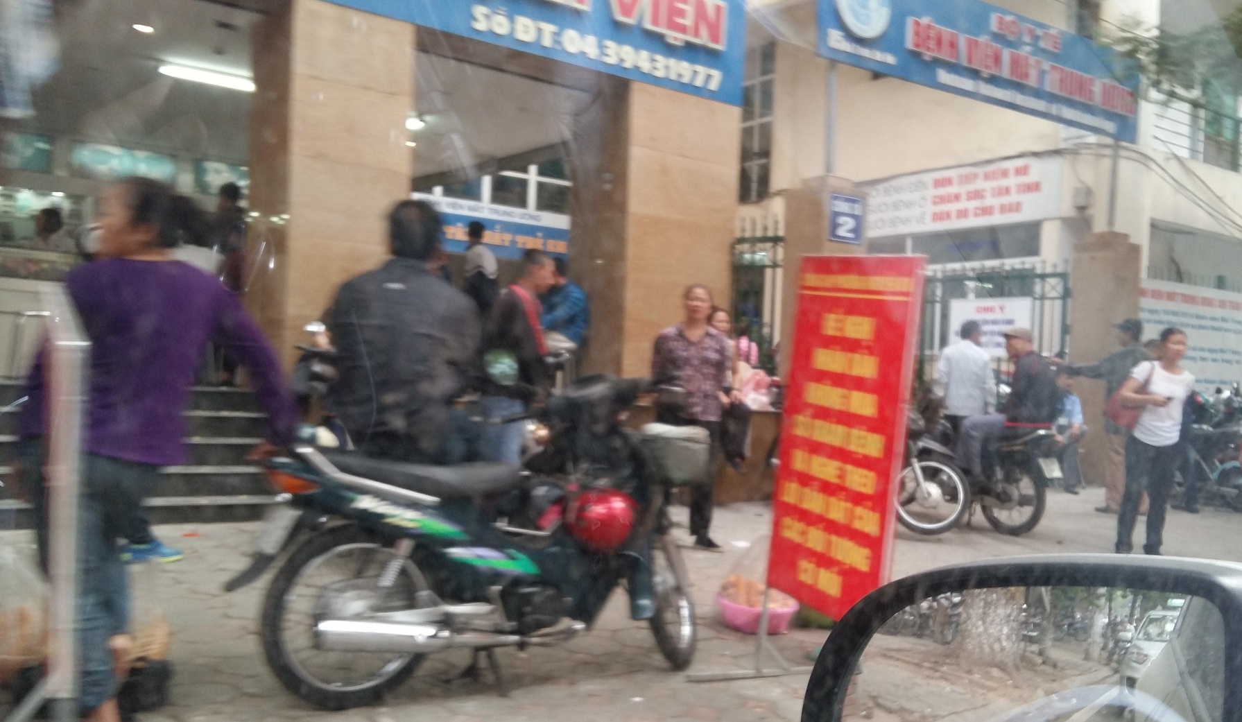 Bức xúc bên ngoài bệnh viện