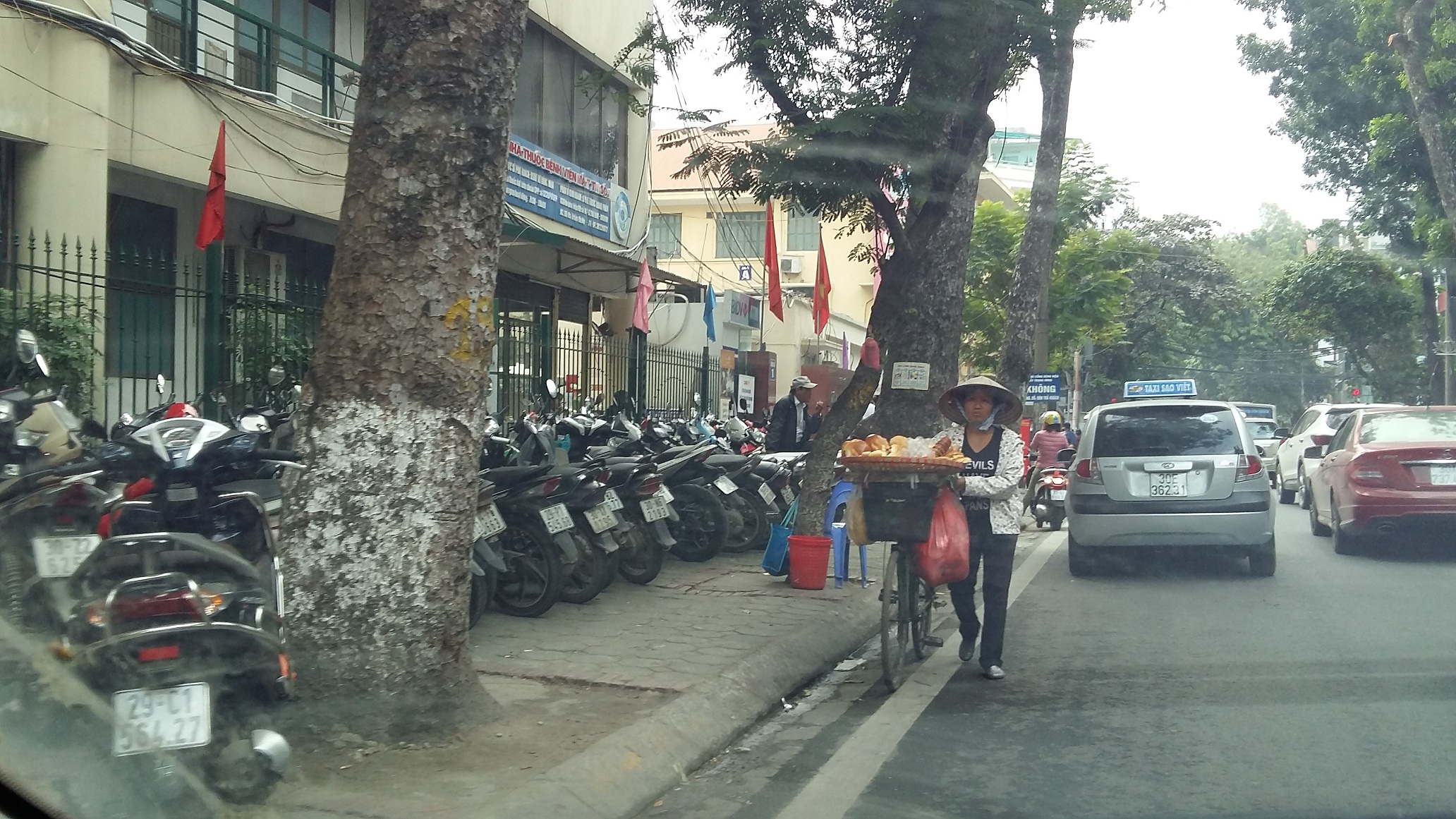 Bức xúc bên ngoài bệnh viện