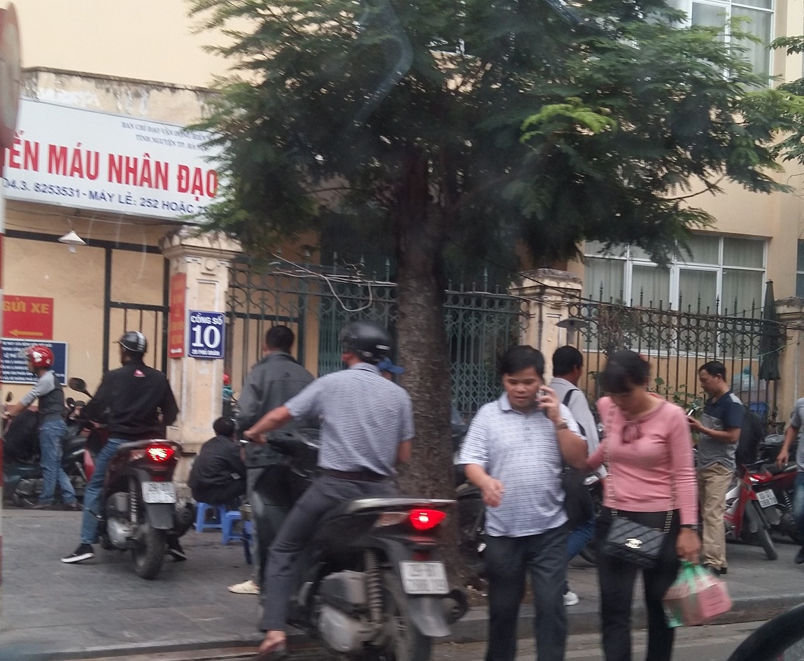 Bức xúc bên ngoài bệnh viện