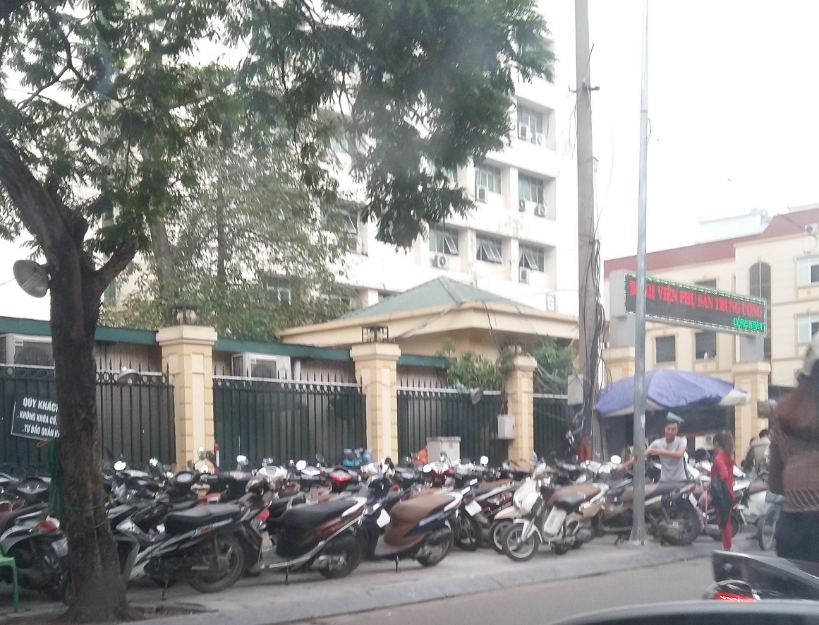 Bức xúc bên ngoài bệnh viện