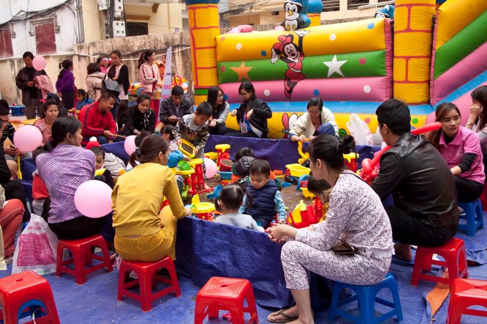 Mang niềm vui đến nơi... hiếm hoi nụ cười