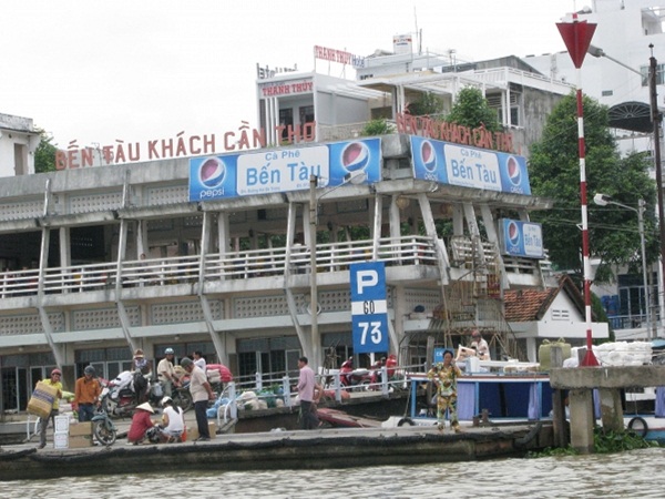 Chợ nổi chiều cuối năm