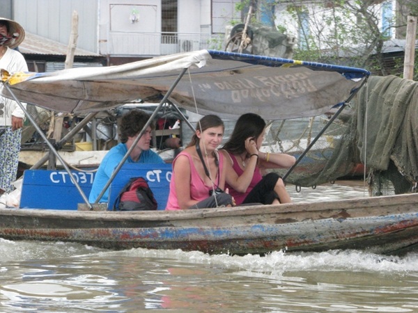 Chợ nổi chiều cuối năm