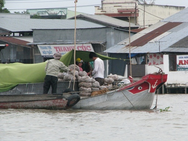 Chợ nổi chiều cuối năm