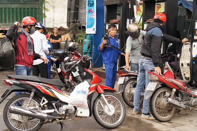 Tăng phí môi trường với xăng