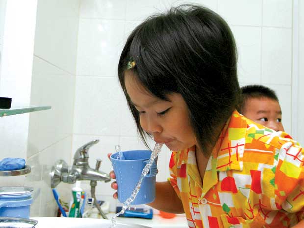 Nên chọn nước súc miệng nào cho trẻ?