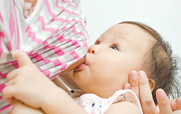 Sữa mẹ là nguồn thức ăn tự nhiên tốt nhất cho trẻ