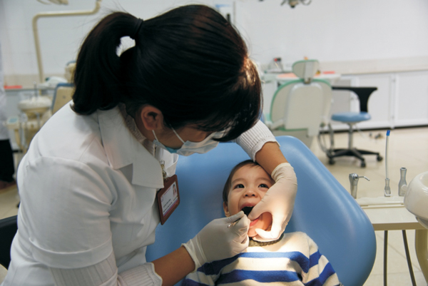 Vì sao không nên tự nhổ răng sữa cho trẻ?
