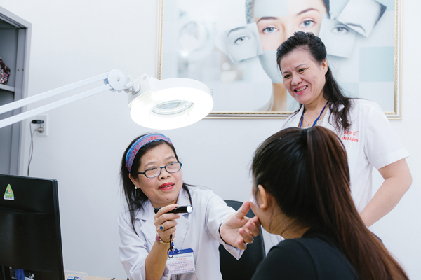Cần đến cơ sở y tế có chuyên khoa da liễu uy tín để được khám và tư vấn cụ thể