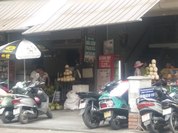 Các bãi xe tự phát cũng được mùa.