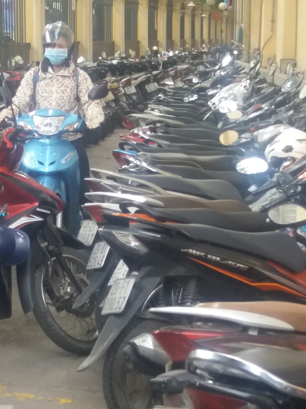 Bãi gửi xe BV lúc nào cũng kín như nêm.