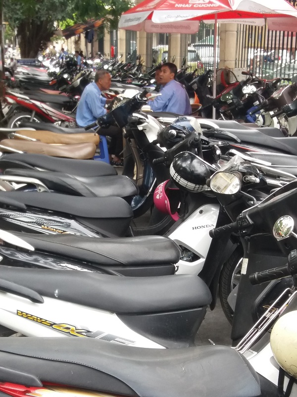 Gửi xe ở bệnh viện: điệp khúc “hết chỗ”