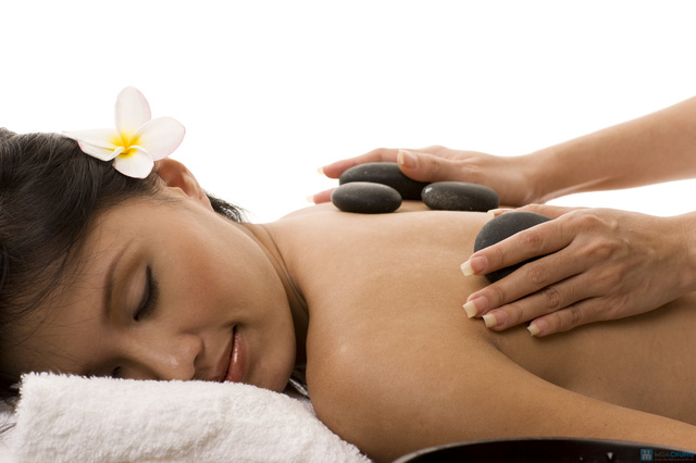 Massage trị liệu bằng đá nóng