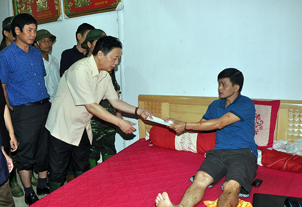 Bộ trưởng Trần Hồng Hà vào tâm lũ Mù Cang Chải