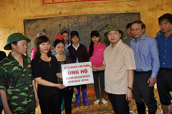 Bộ trưởng Trần Hồng Hà vào tâm lũ Mù Cang Chải